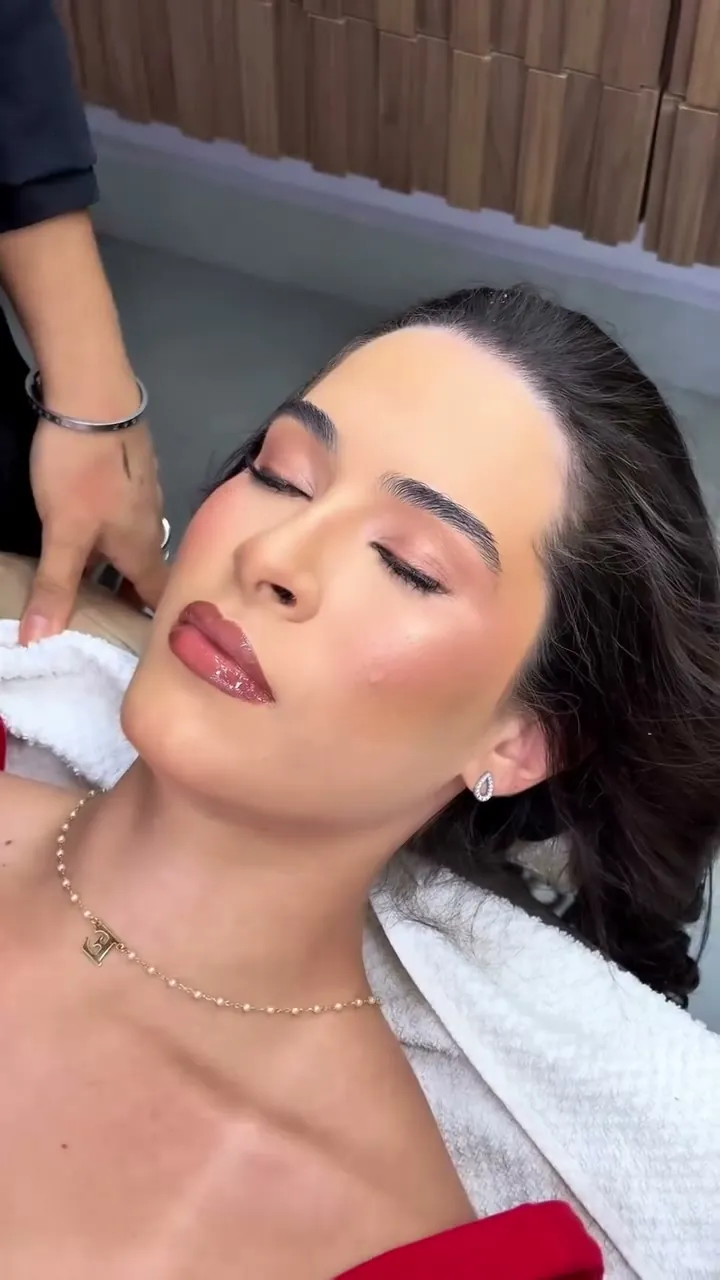 Cliente de olhos fechados com pele iluminada