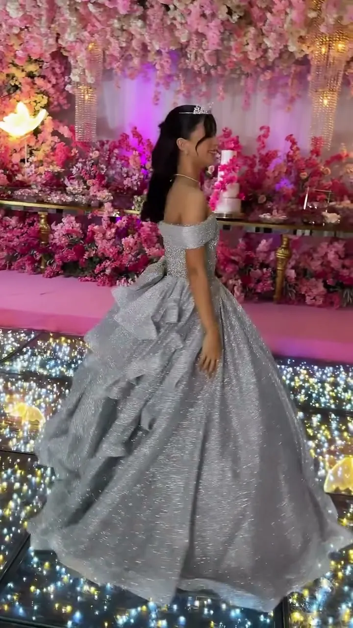 Debutante de costas com vestido de baile prateado