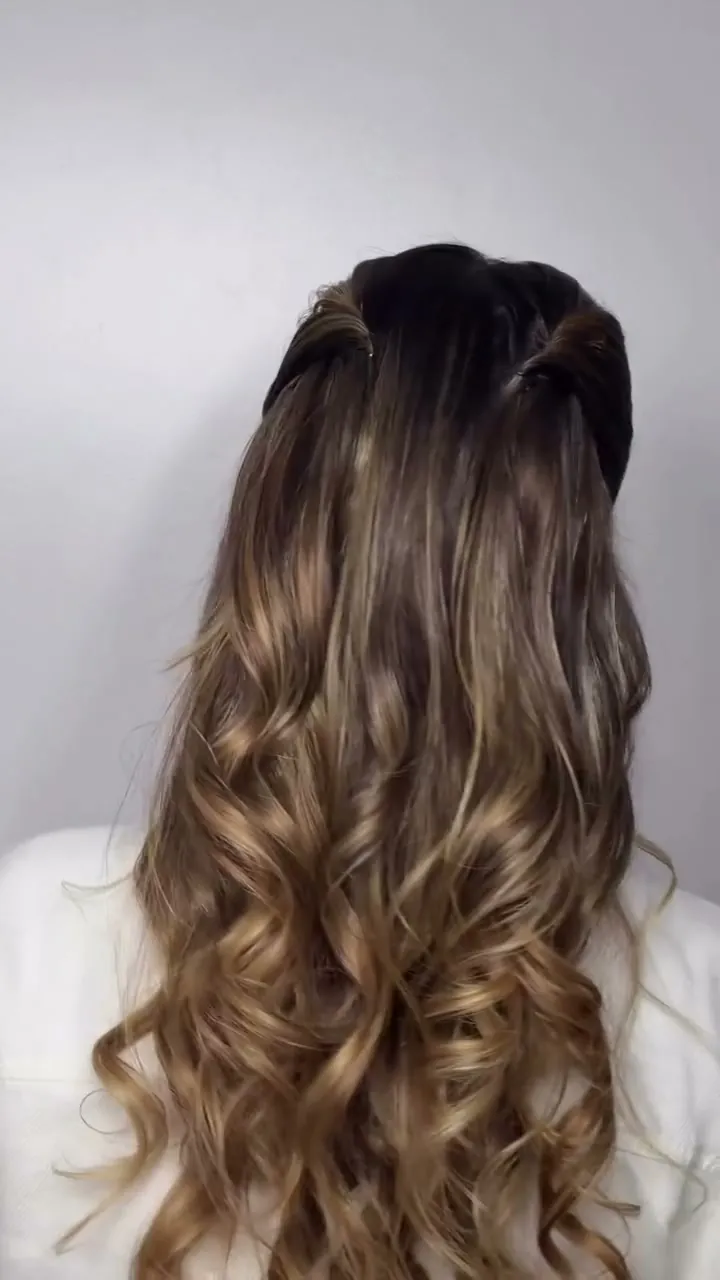 Penteado semipreso com ondas longas, visto de costas